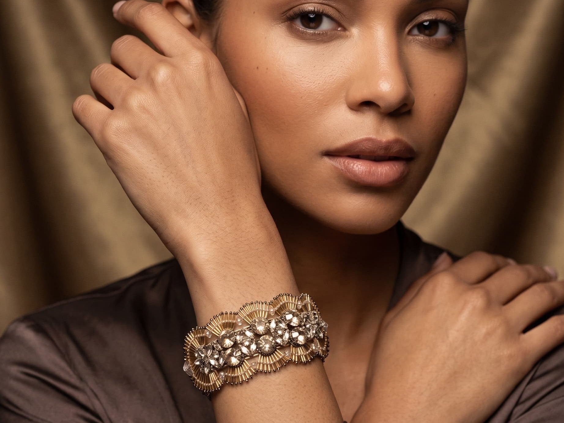 El poder de una joya atemporal: Pulseras y brazaletes que elevarán tu estilo los 365 días del año