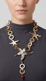 Primer plano de mujer luciendo el collar Marine Star, resaltando la estructura de estrellas de cuerno sobre el cuello.