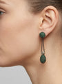 Mujer luciendo los pendientes largos Bohemme verdes, destacando su caída elegante y el brillo de las gemas.