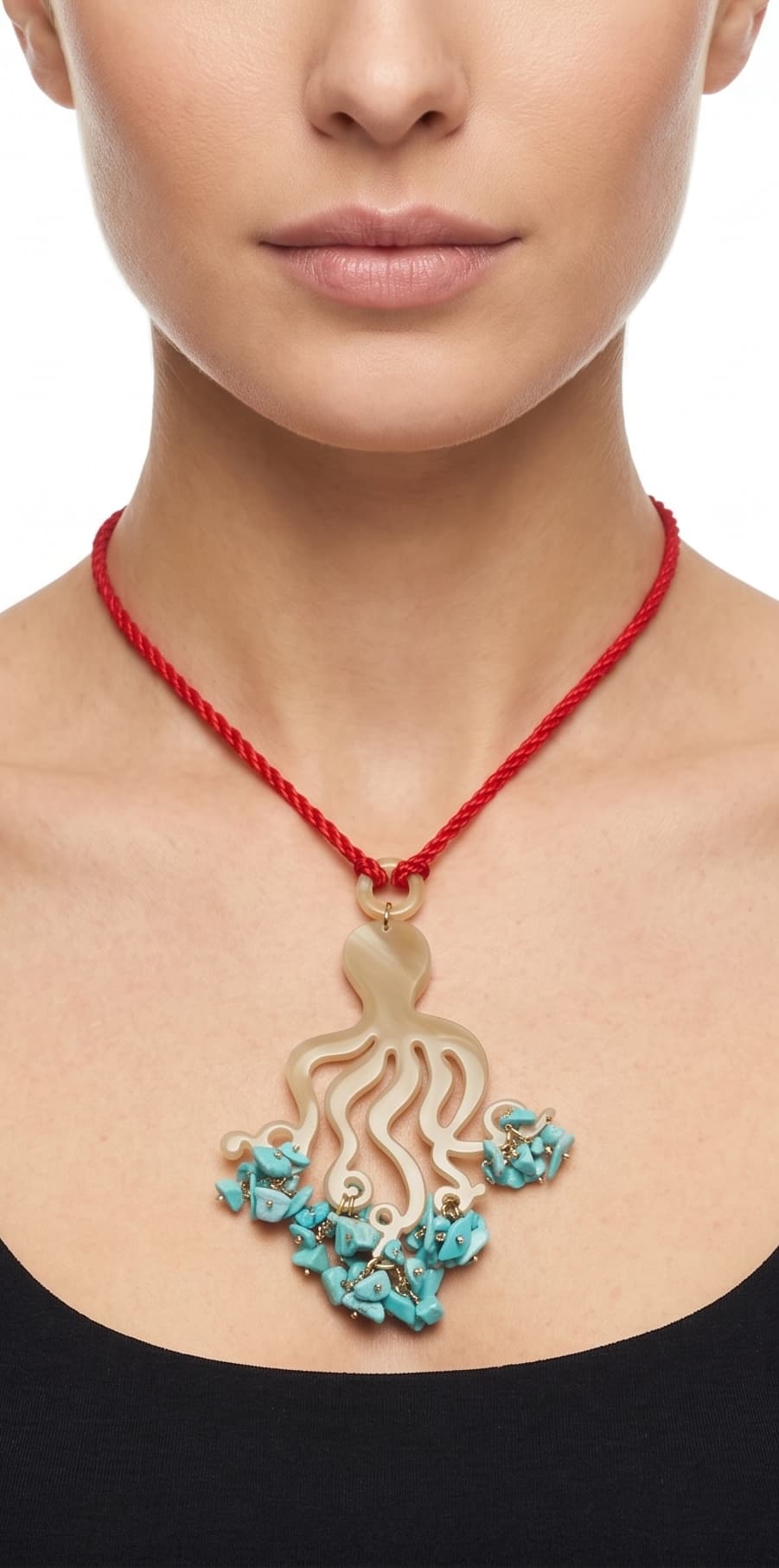 Primer plano de mujer luciendo el collar largo Amlé Octopus, resaltando la forma del colgante y el contraste del cordón rojo sobre un top negro.