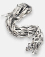 collar extendido con una silueta sinuosa en forma de S sobre un fondo claro, detallando la flexibilidad de la fibra textil y la disposición de las piedras de cristal.