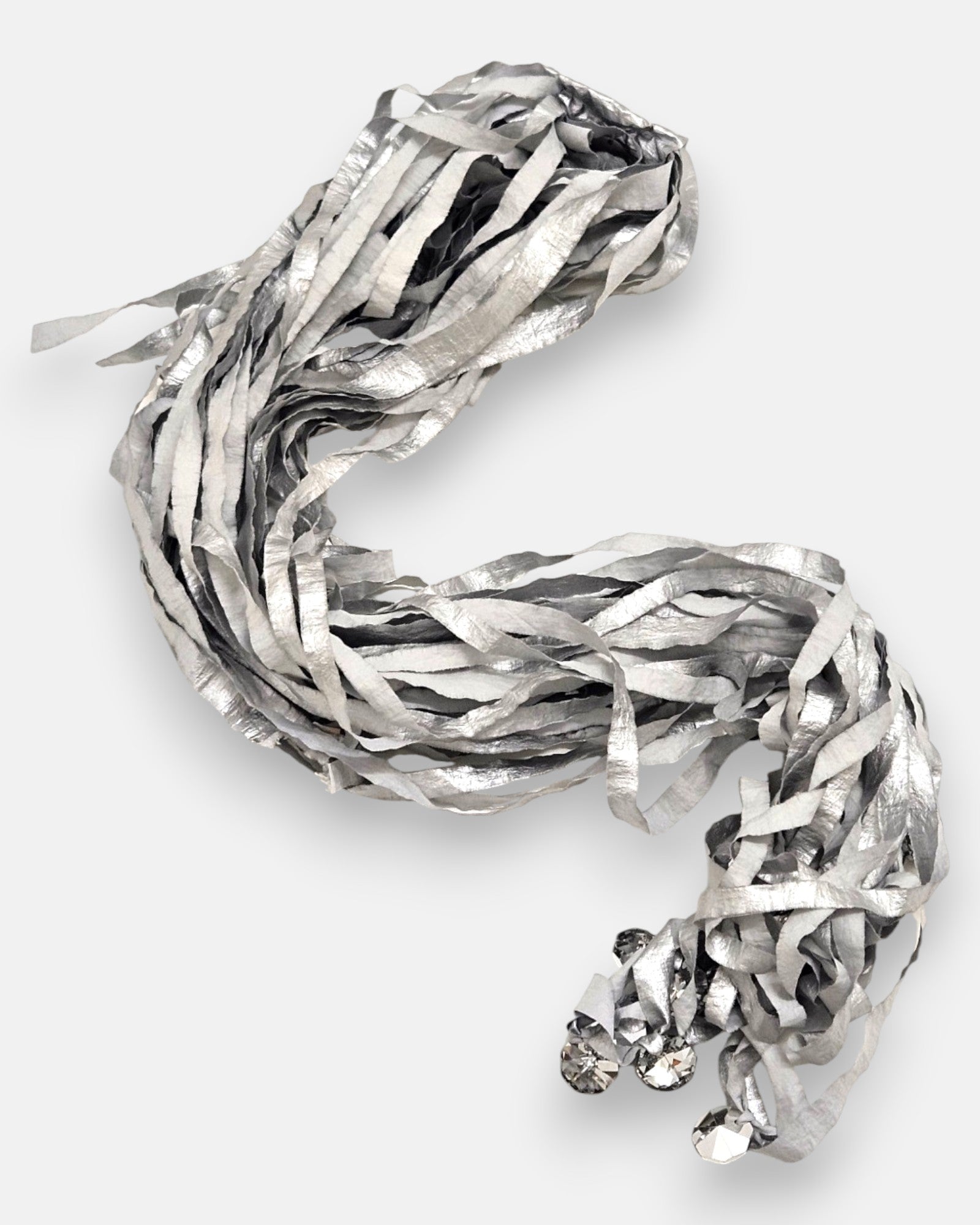 collar extendido con una silueta sinuosa en forma de S sobre un fondo claro, detallando la flexibilidad de la fibra textil y la disposición de las piedras de cristal.