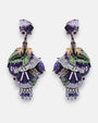 Pareja de pendientes maxi Dublos con bordado de seda en violeta y verde, decorados con hojas lila y pedrería sobre fondo gris claro.