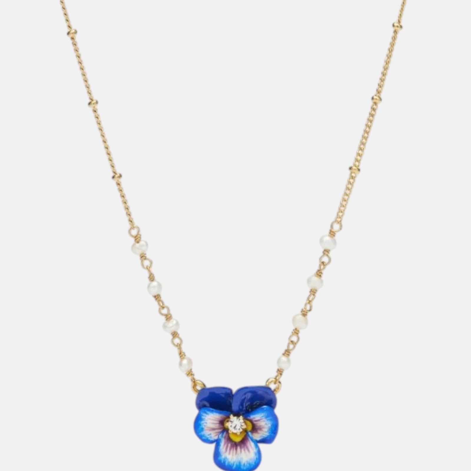 Collar fino de Les Néréides bañado en oro con colgante de flor pensamiento azul esmaltada y detalle de perlas de cultivo.