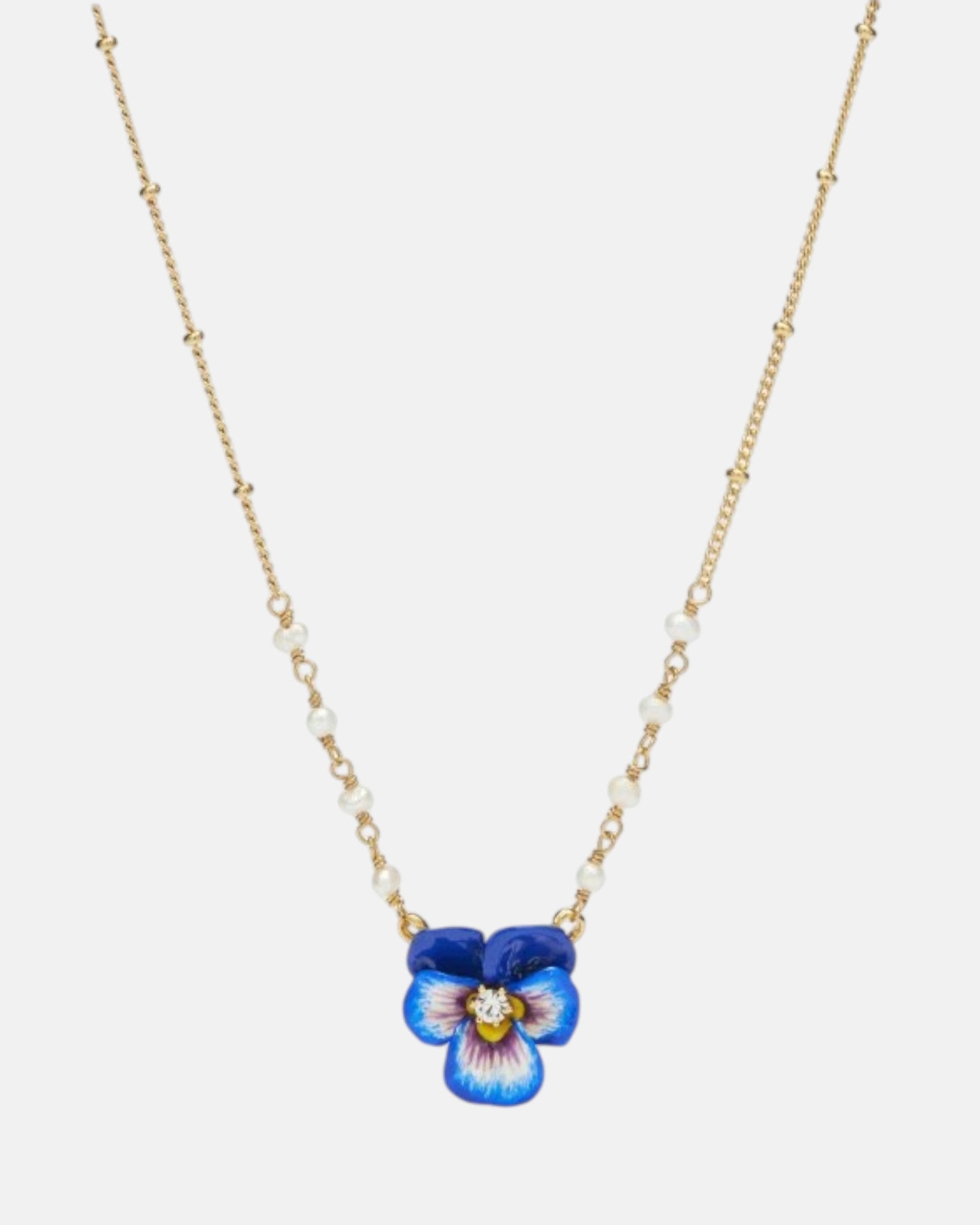 Collar fino de Les Néréides bañado en oro con colgante de flor pensamiento azul esmaltada y detalle de perlas de cultivo.