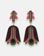 Pareja de pendientes colgantes geométricos de Gissa Bicalho en acrílico, con forma de flor abstracta en color marrón borgoña, rosa pastel, verde oliva y líneas de oro.