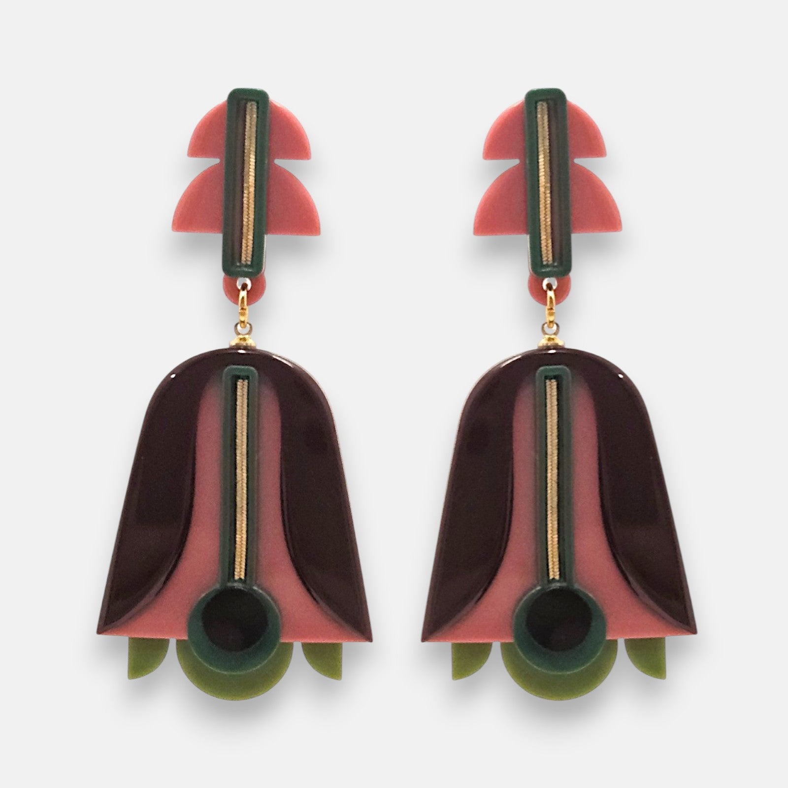 Pareja de pendientes colgantes geométricos de Gissa Bicalho en acrílico, con forma de flor abstracta en color marrón borgoña, rosa pastel, verde oliva y líneas de oro.