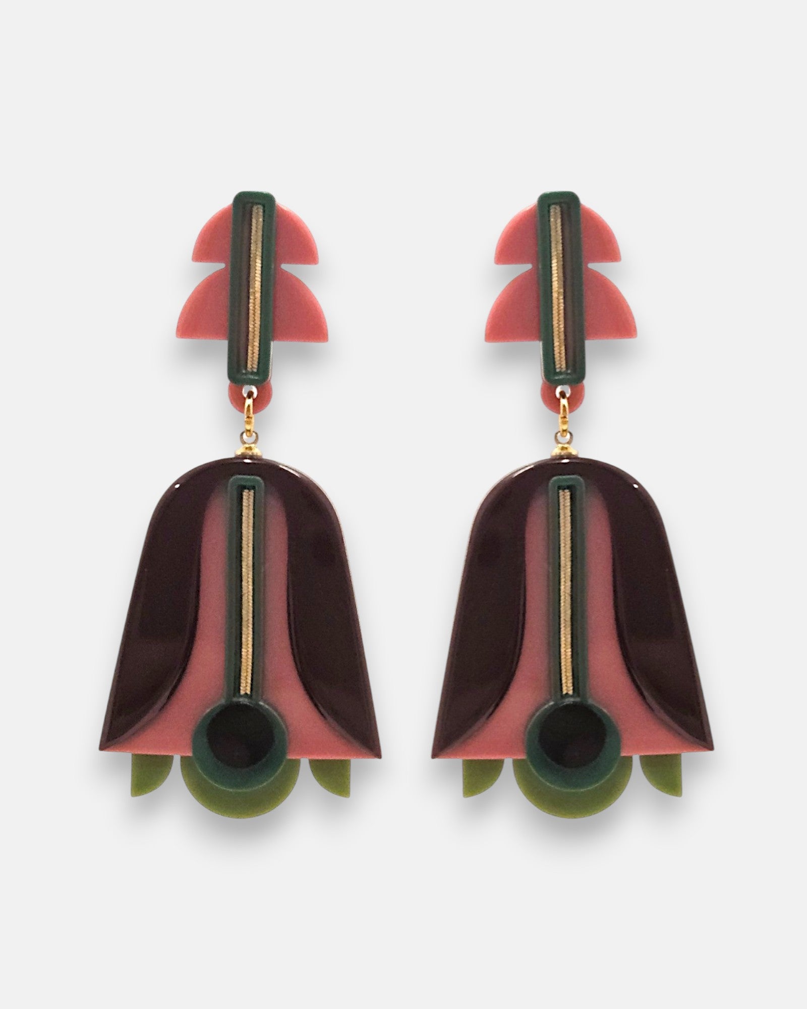 Pareja de pendientes colgantes geométricos de Gissa Bicalho en acrílico, con forma de flor abstracta en color marrón borgoña, rosa pastel, verde oliva y líneas de oro.