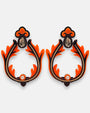 Pareja de pendientes grandes geométricos de Gissa Bicalho con forma de abanico en acrílico negro mate, veteado color café, crema nacarado y detalles de latón dorado.
