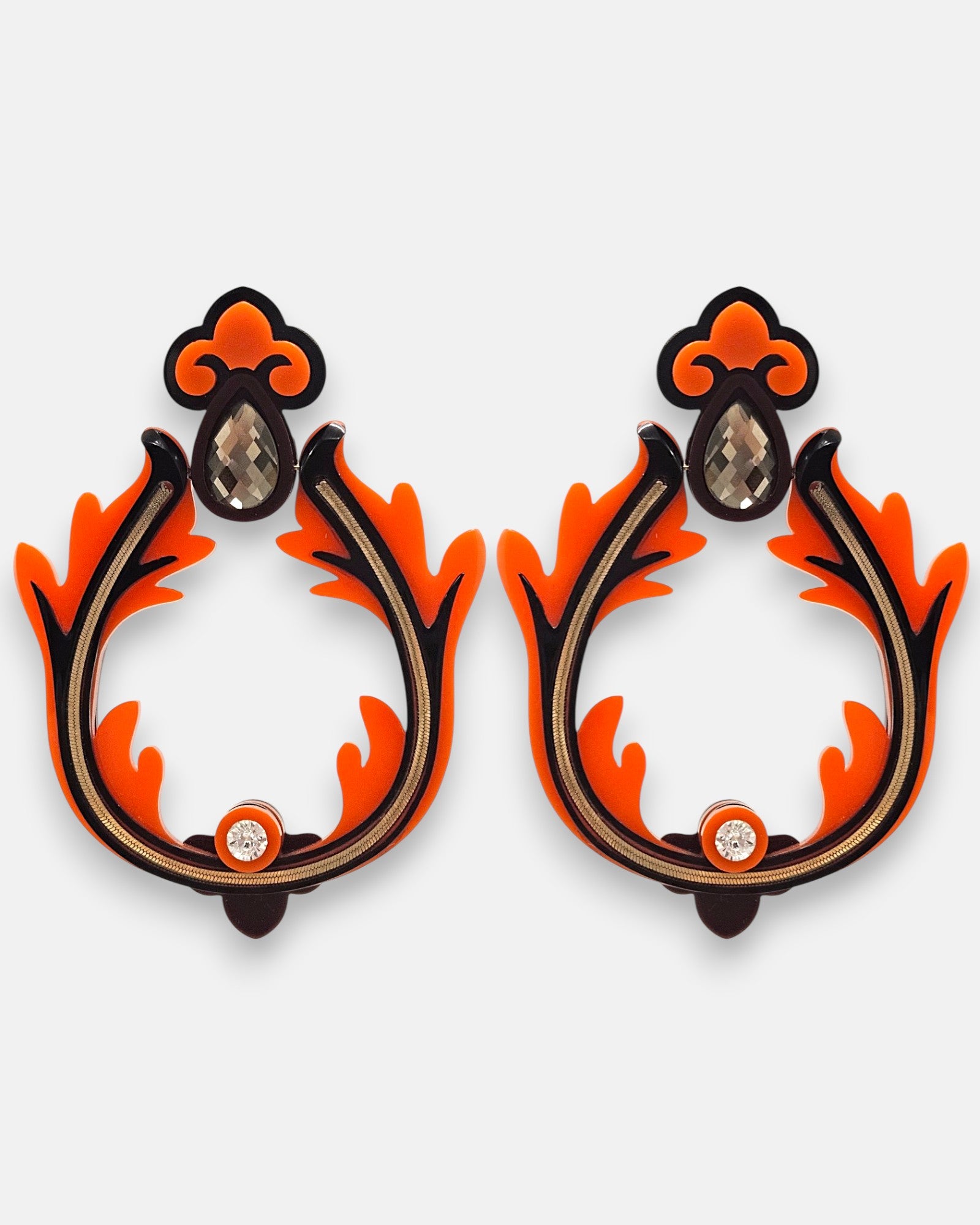 Pareja de pendientes grandes geométricos de Gissa Bicalho con forma de abanico en acrílico negro mate, veteado color café, crema nacarado y detalles de latón dorado.