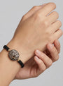 Mujer luciendo la pulsera ajustable Bohemme Musa en la muñeca, destacando el brillo de las piedras champagne.