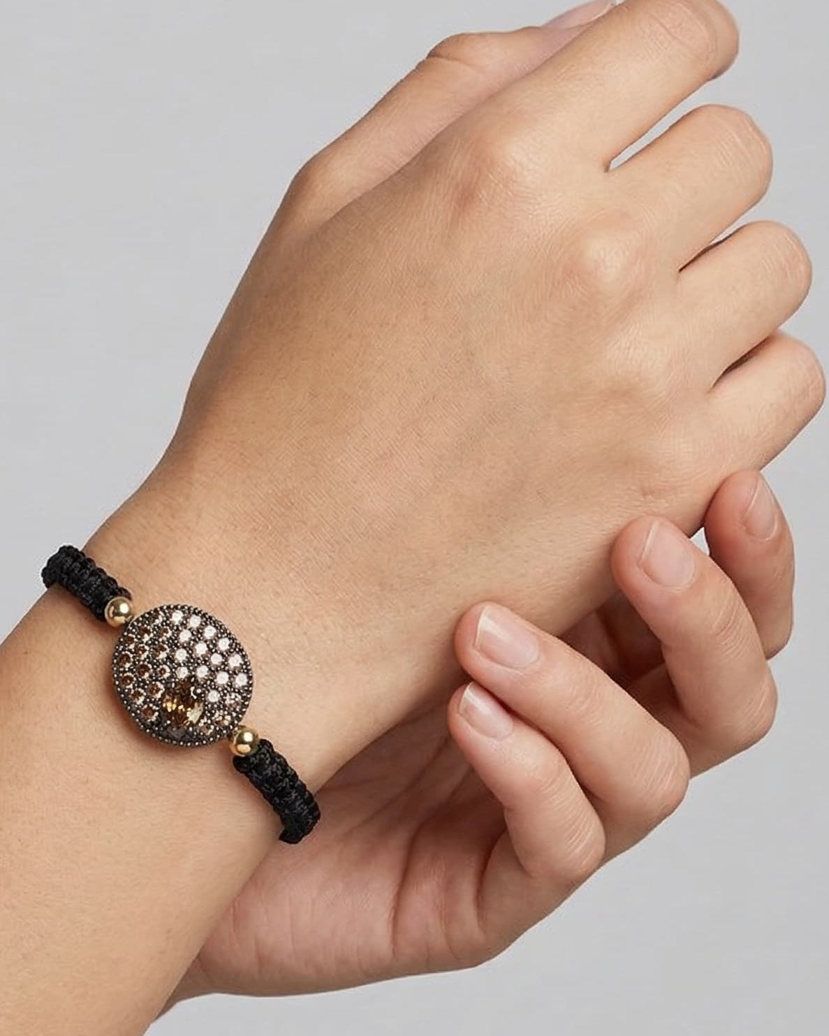 Mujer luciendo la pulsera ajustable Bohemme Musa en la muñeca, destacando el brillo de las piedras champagne.