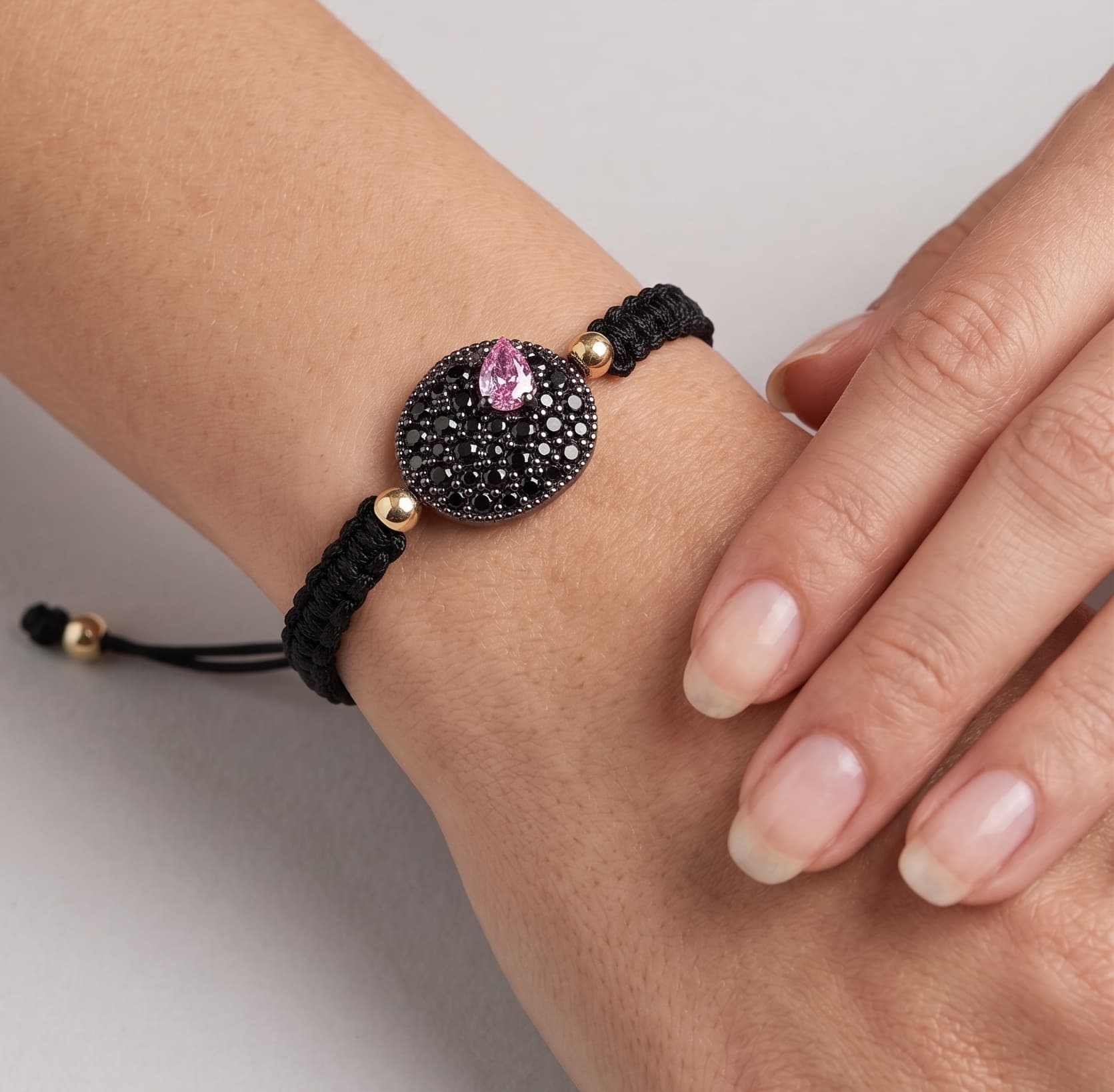 Mujer luciendo la pulsera ajustable Bohemme Night Blossom, resaltando el medallón de pavé y oro sobre la muñeca.