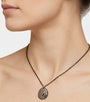 Mujer luciendo el collar corto Bohemme Musa, destacando el brillo del colgante sobre la piel.