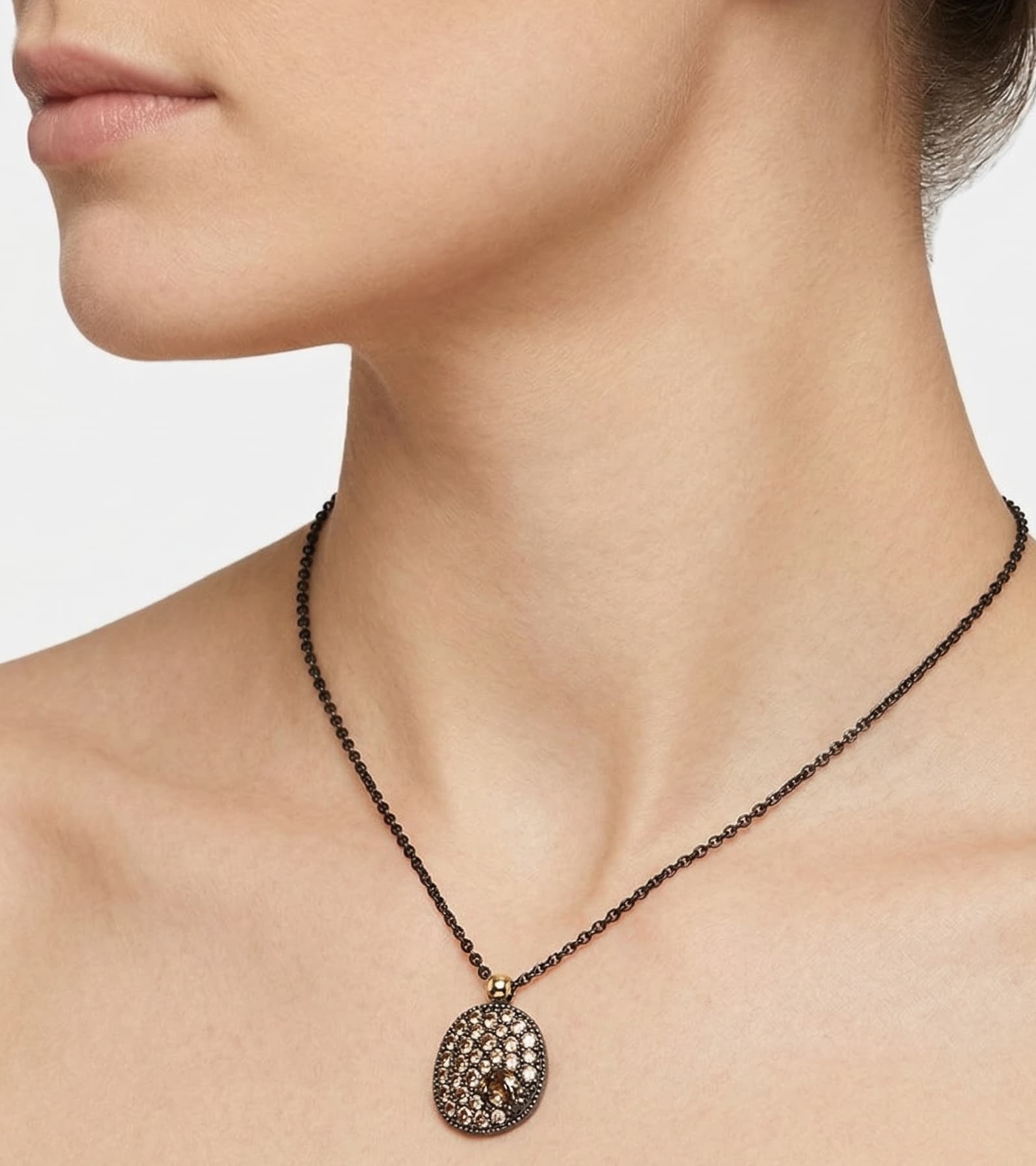 Mujer luciendo el collar corto Bohemme Musa, destacando el brillo del colgante sobre la piel.