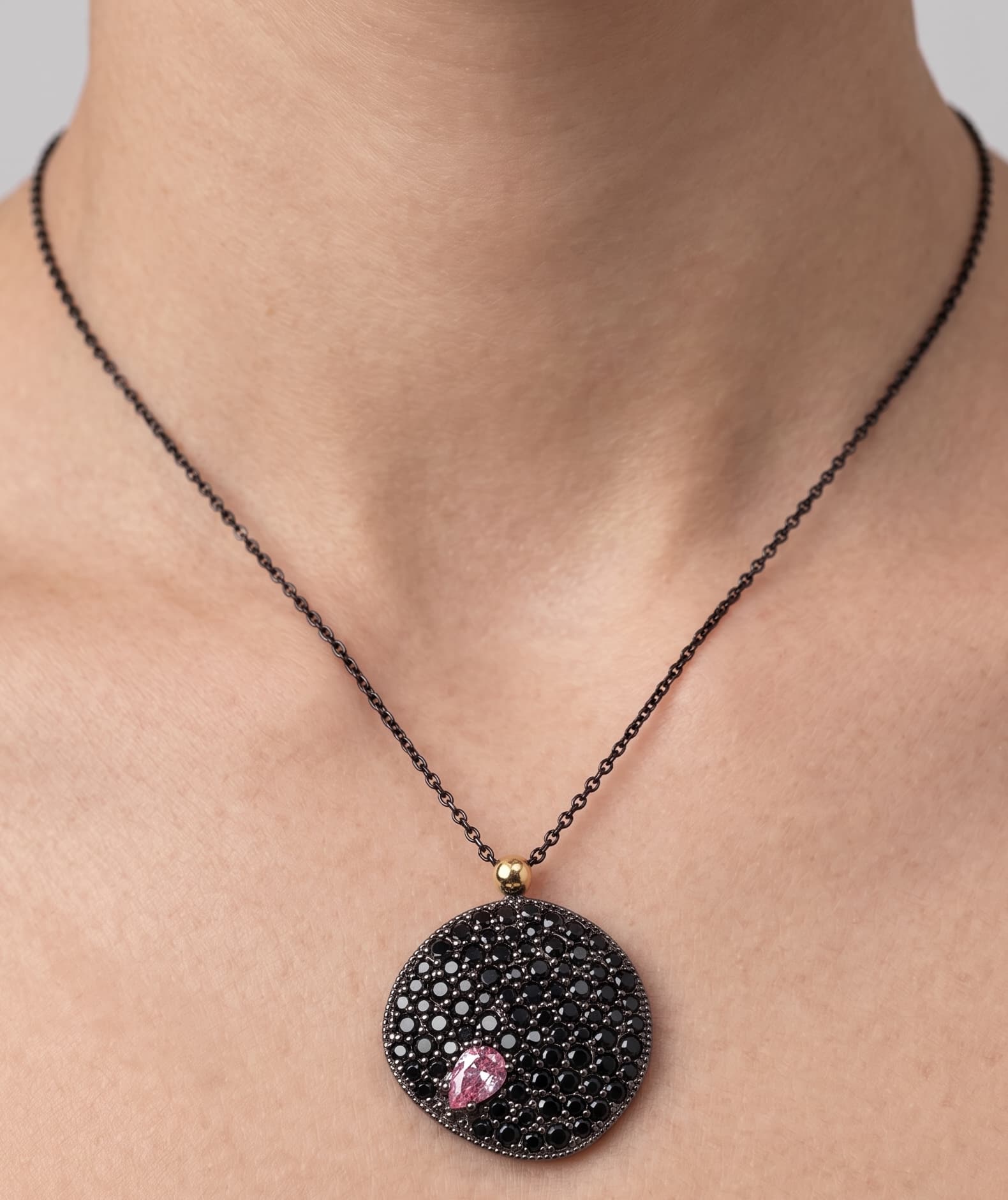 Mujer luciendo el colgante Bohemme Night Blossom, resaltando su brillo sobre la piel y su diseño elegante.