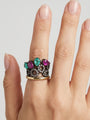 Mano luciendo el anillo Bohemme Corona de Gemas, resaltando su tamaño statement y su colorido vibrante.