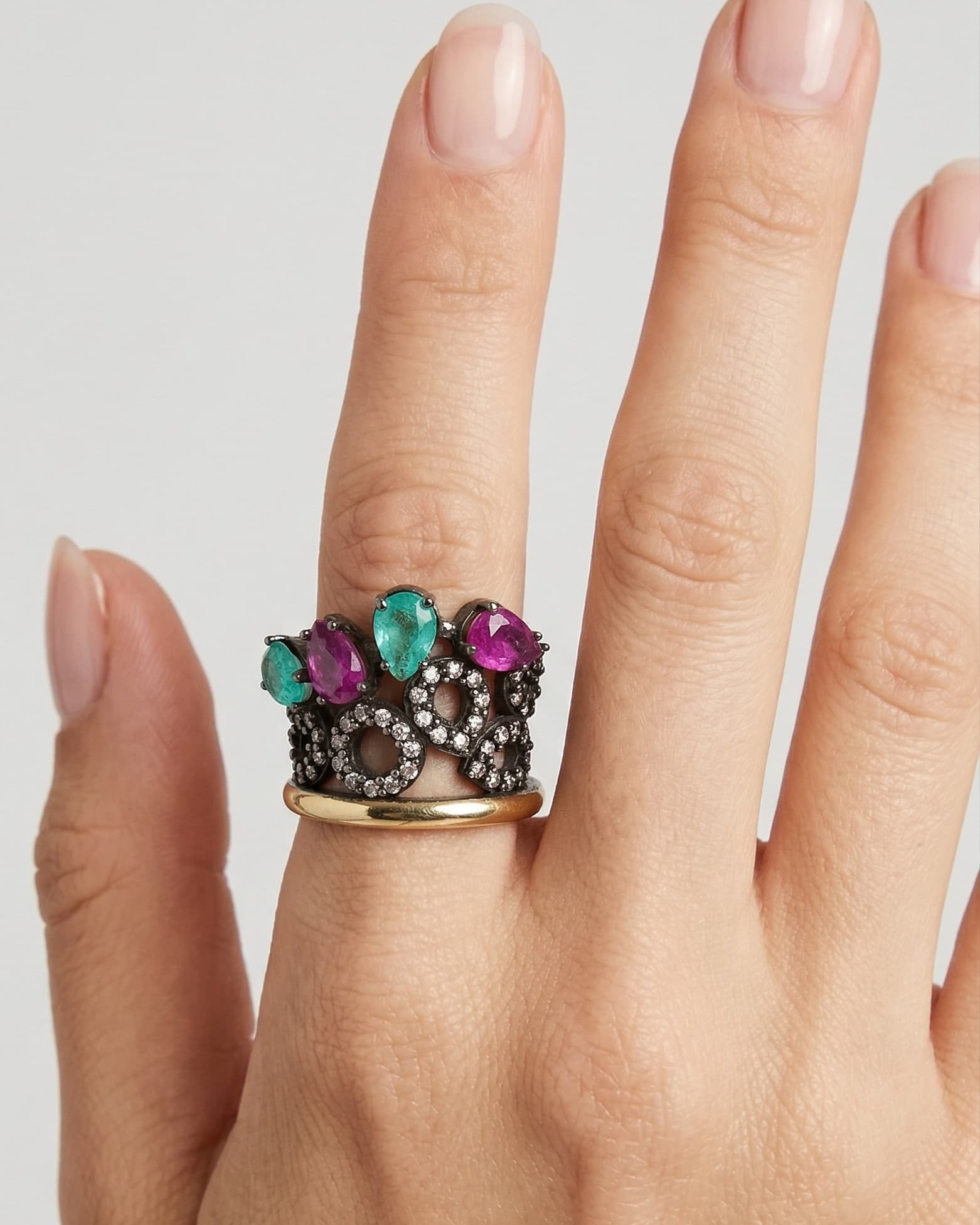 Mano luciendo el anillo Bohemme Corona de Gemas, resaltando su tamaño statement y su colorido vibrante.