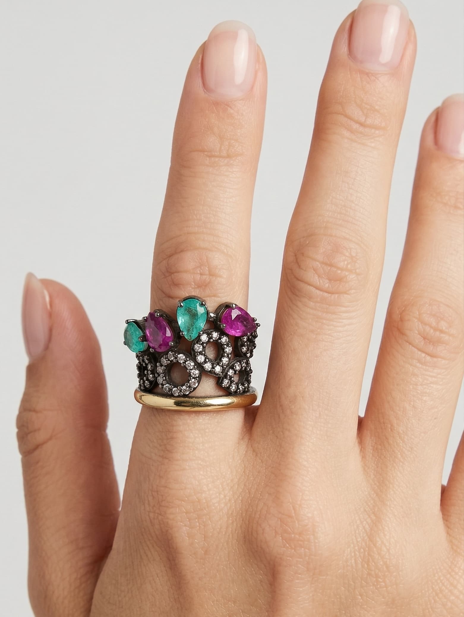 Mano luciendo el anillo Bohemme Corona de Gemas, resaltando su tamaño statement y su colorido vibrante.