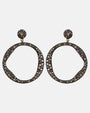 Pareja de aros orgánicos Bohemme en plata envejecida con pavé de circonitas de colores sobre fondo blanco.