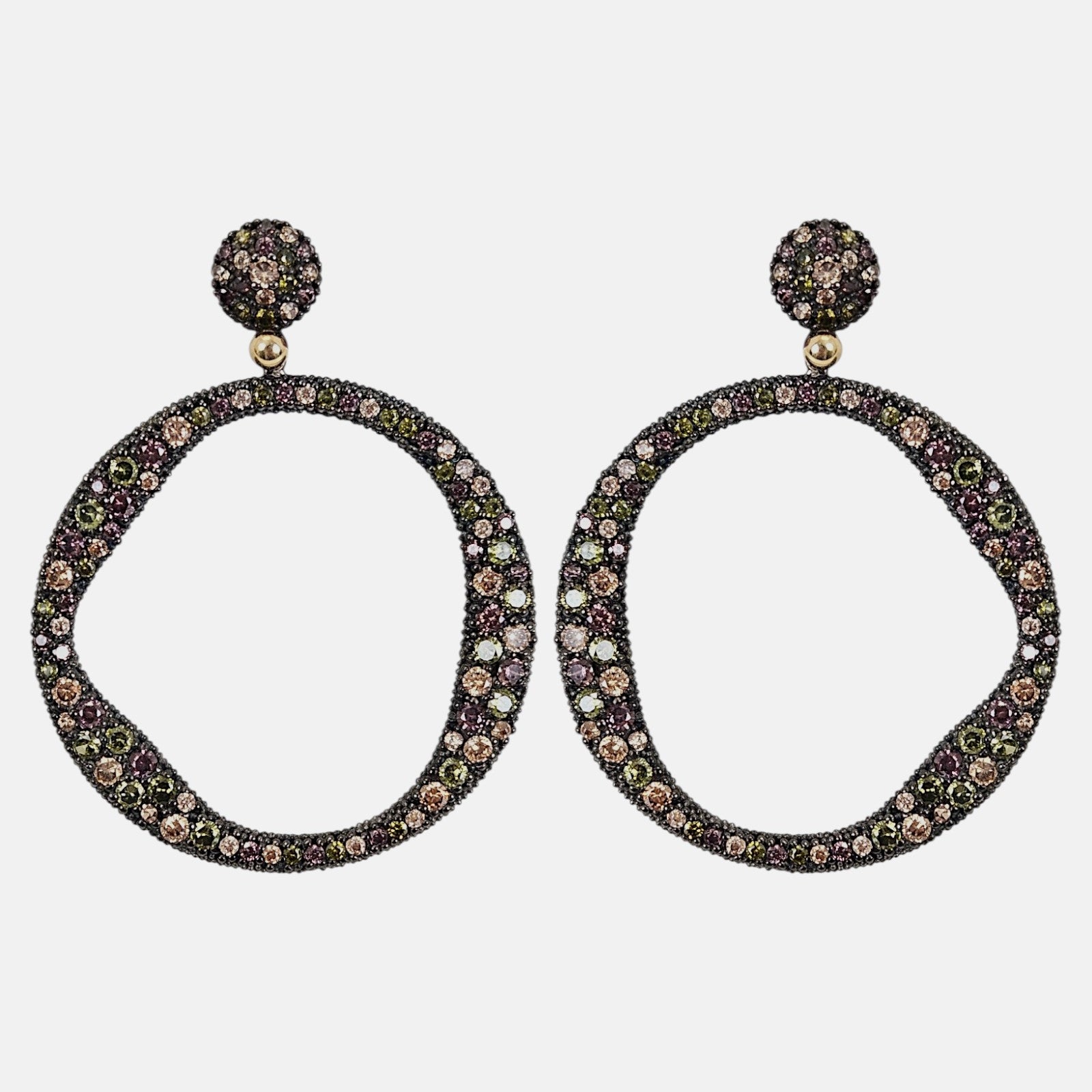 Pareja de aros orgánicos Bohemme en plata envejecida con pavé de circonitas de colores sobre fondo blanco.