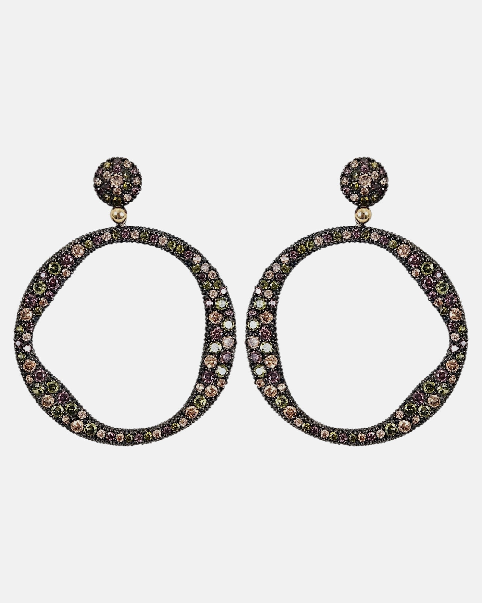 Pareja de aros orgánicos Bohemme en plata envejecida con pavé de circonitas de colores sobre fondo blanco.