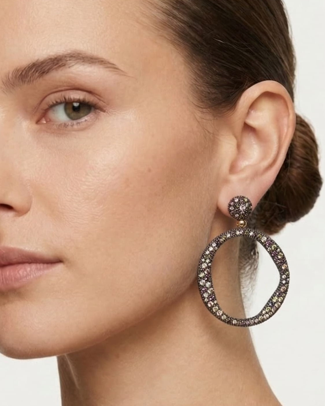 Mujer luciendo los pendientes de aro Bohemme, resaltando su tamaño maxi y su brillo multicolor.