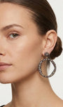 Mujer luciendo los pendientes de aro Bohemme, resaltando su tamaño maxi y su brillo multicolor.