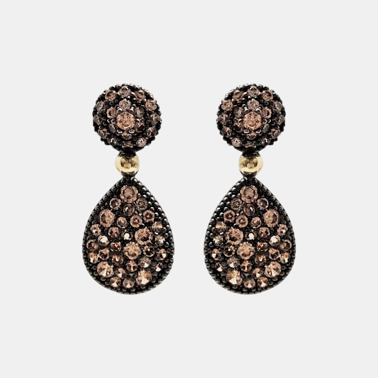 Pareja de pendientes articulados Bohemme con botón circular y lágrima en pavé de circonitas champagne.