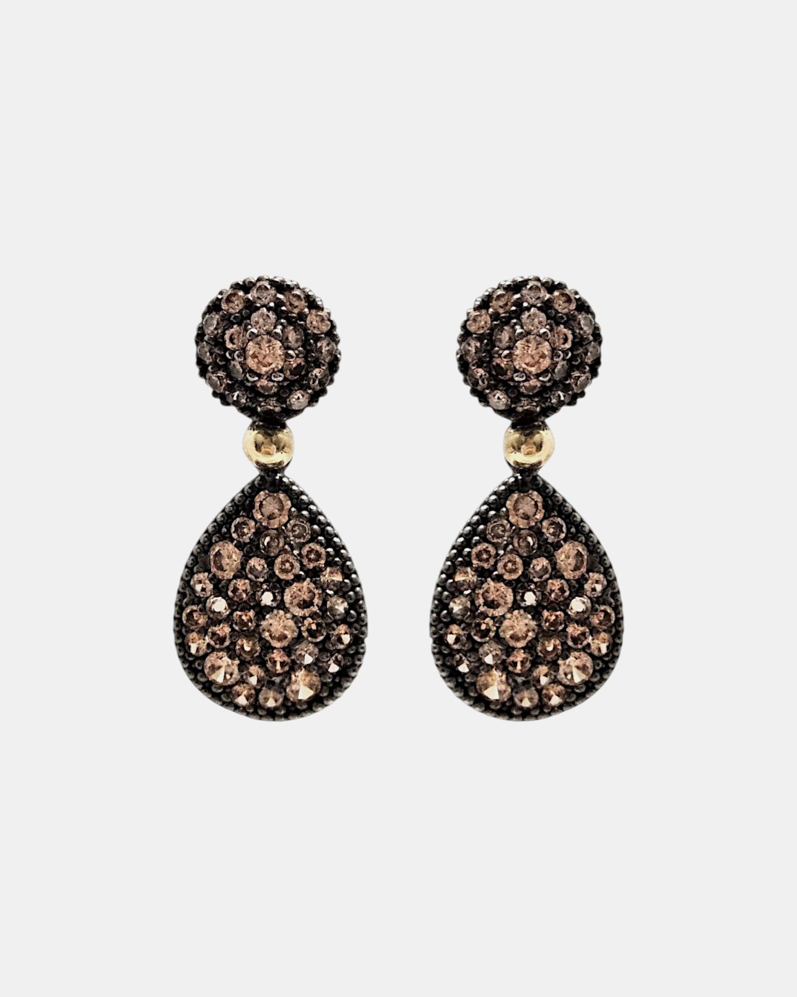 Pareja de pendientes articulados Bohemme con botón circular y lágrima en pavé de circonitas champagne.