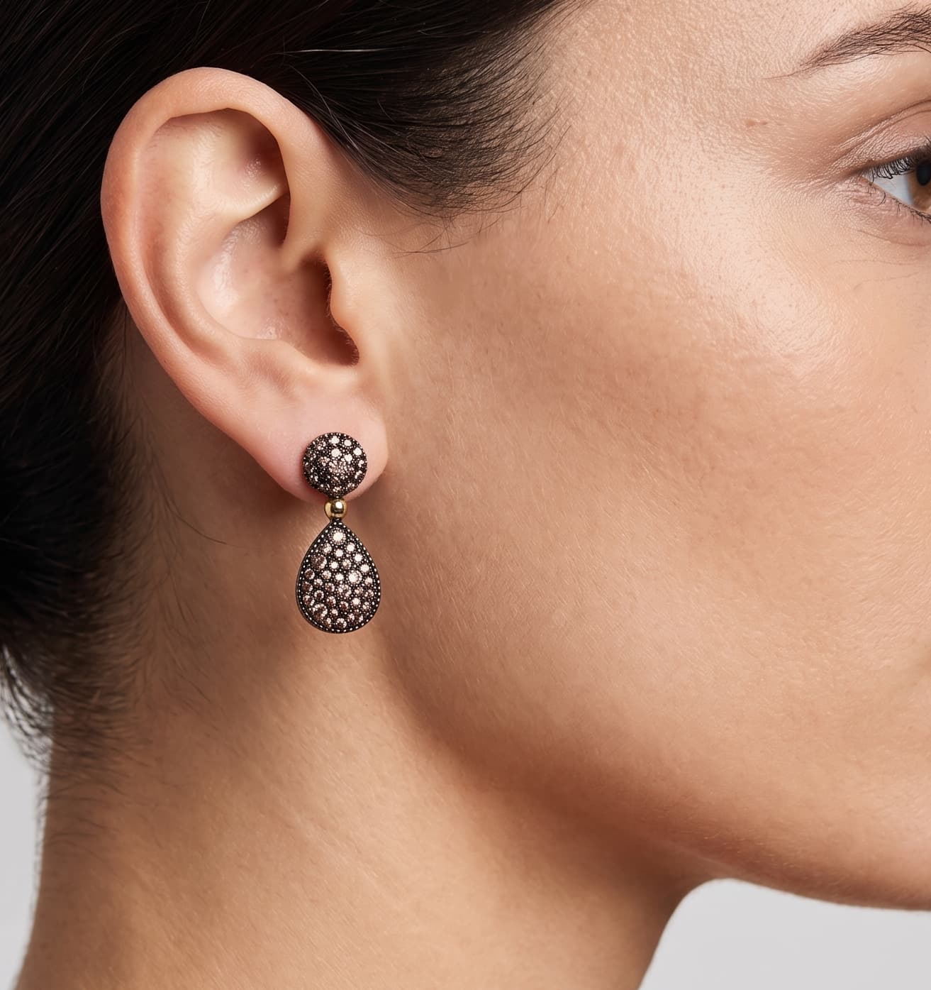 Mujer luciendo los pendientes de lágrima Bohemme, destacando su caída elegante y el brillo de las piedras champagne.