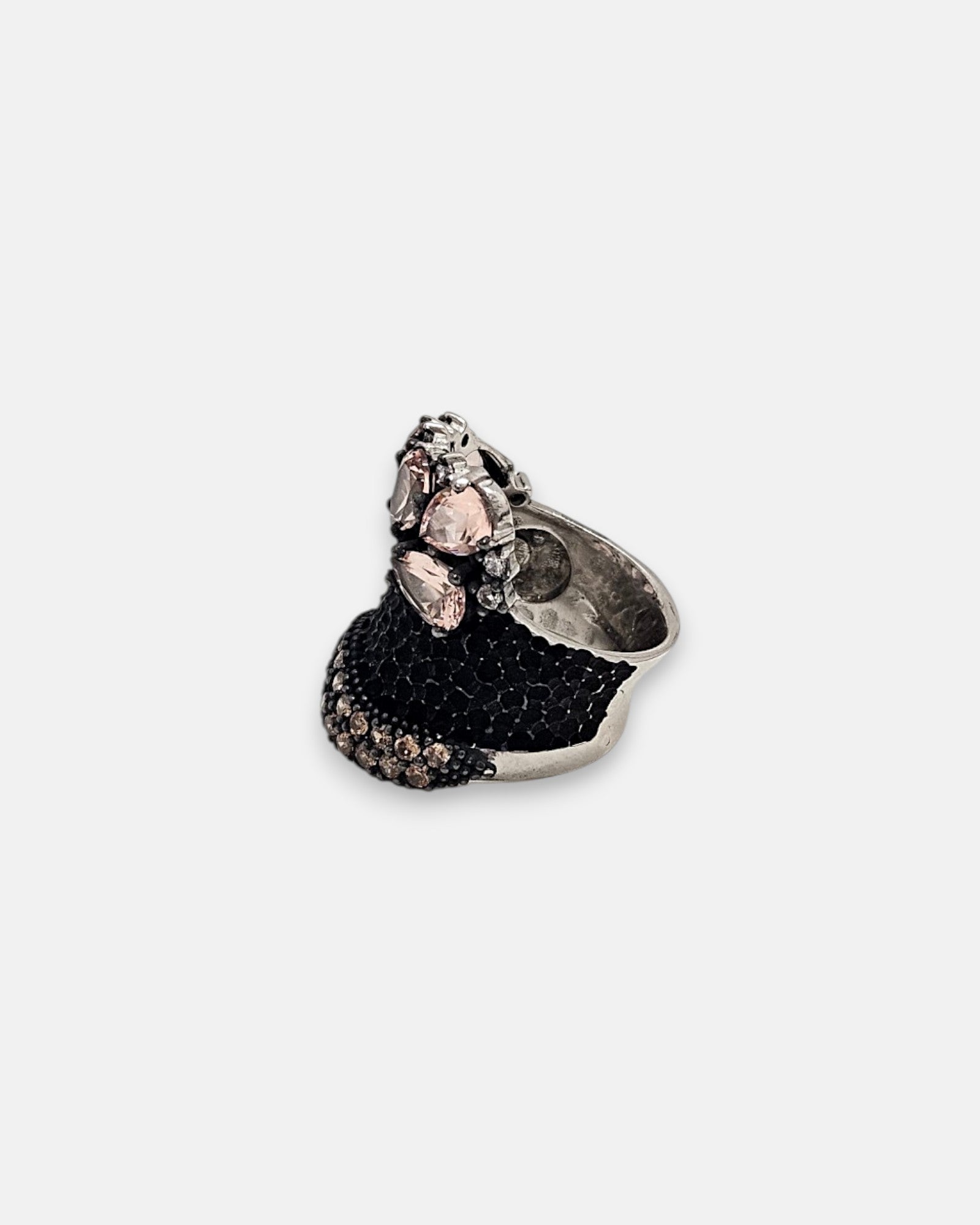 Vista lateral de la sortija Bohemme mostrando la textura de panal en plata oxidada y el cuerpo ergonómico.