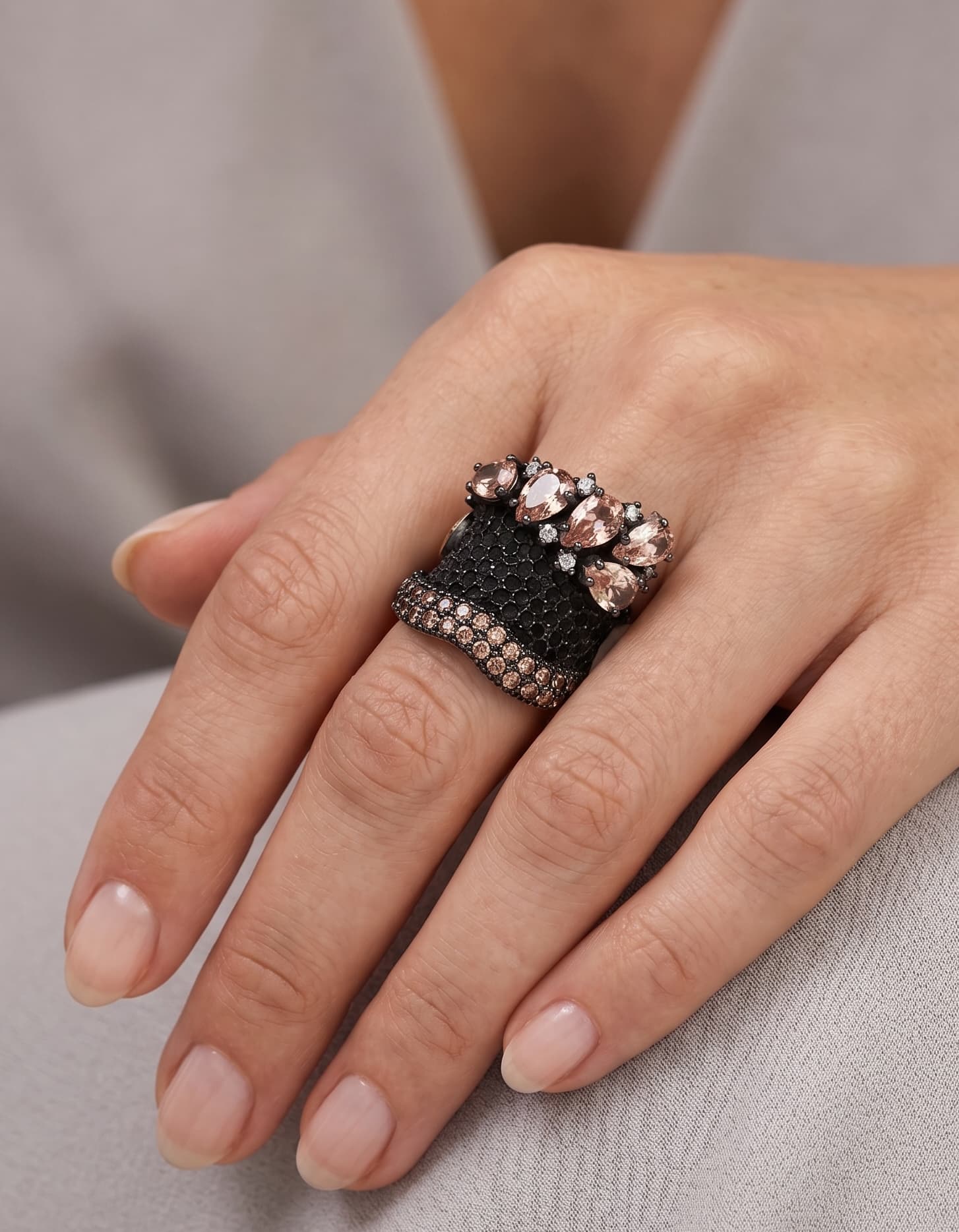 Mujer luciendo el anillo statement de Bohemme, resaltando su tamaño maxi y elegancia en la mano.