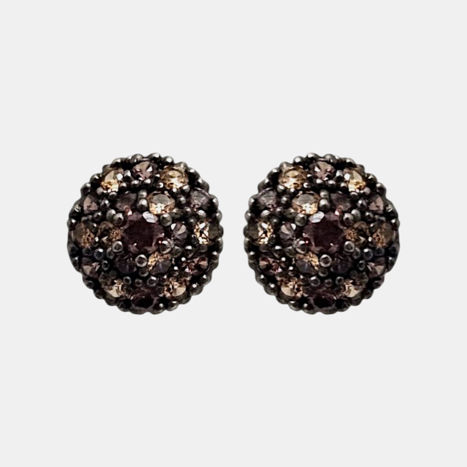 Pareja de pendientes de botón circulares Bohemme con pavé de circonitas champagne sobre plata oxidada.