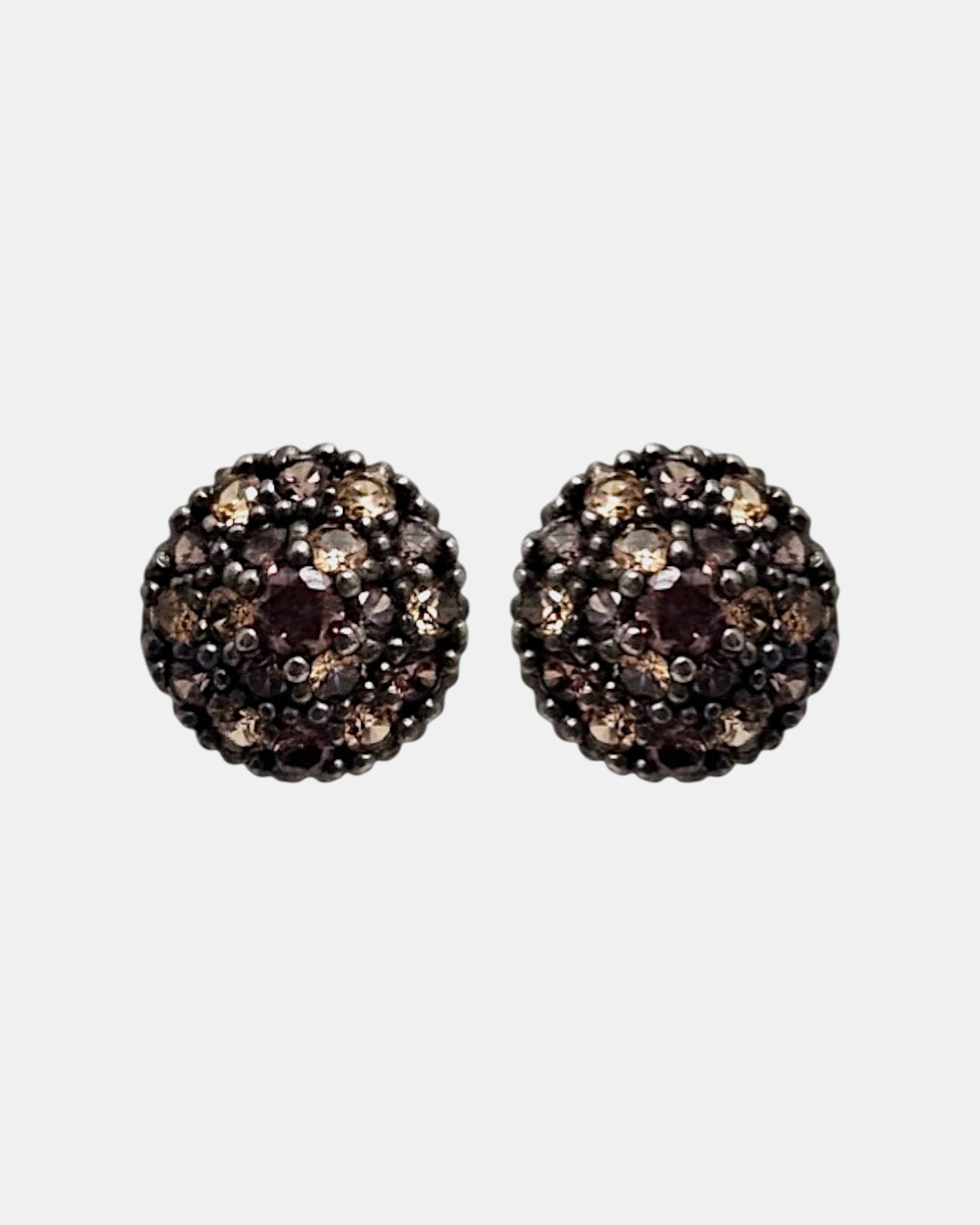 Pareja de pendientes de botón circulares Bohemme con pavé de circonitas champagne sobre plata oxidada.