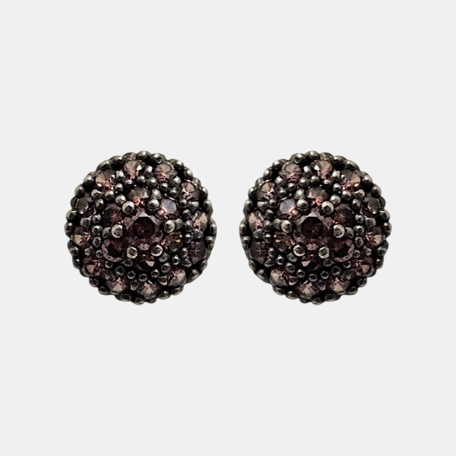 Pareja de pendientes de botón circulares Bohemme con pavé de circonitas ahumadas sobre plata oxidada.
