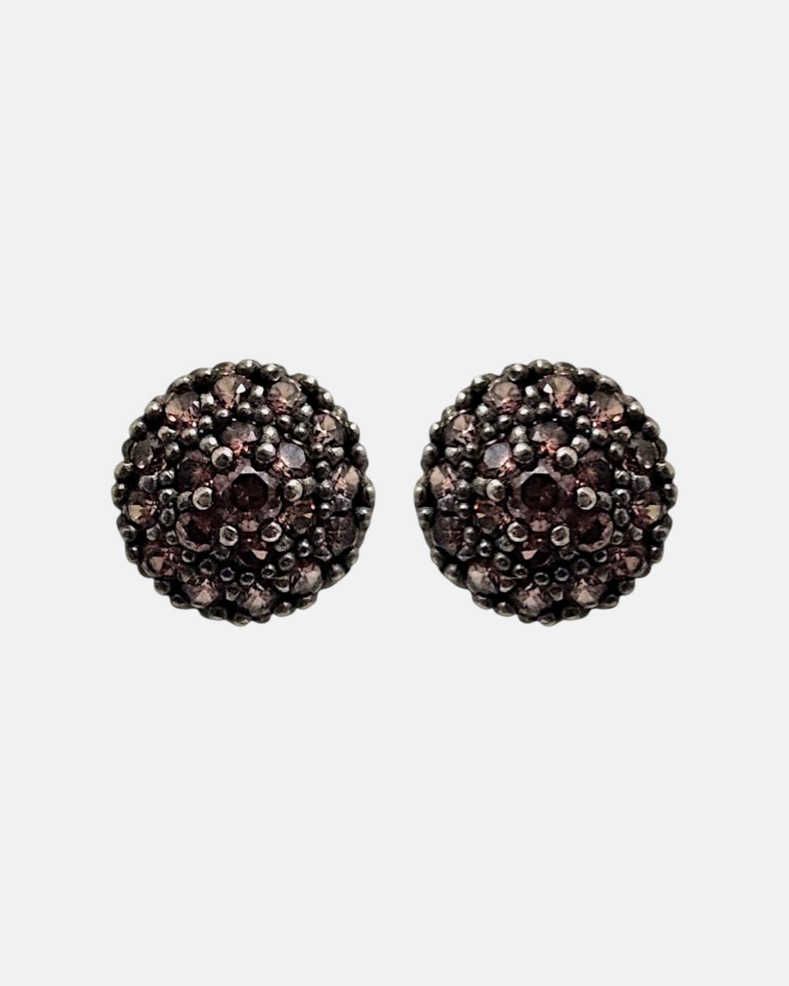 Pareja de pendientes de botón circulares Bohemme con pavé de circonitas ahumadas sobre plata oxidada.