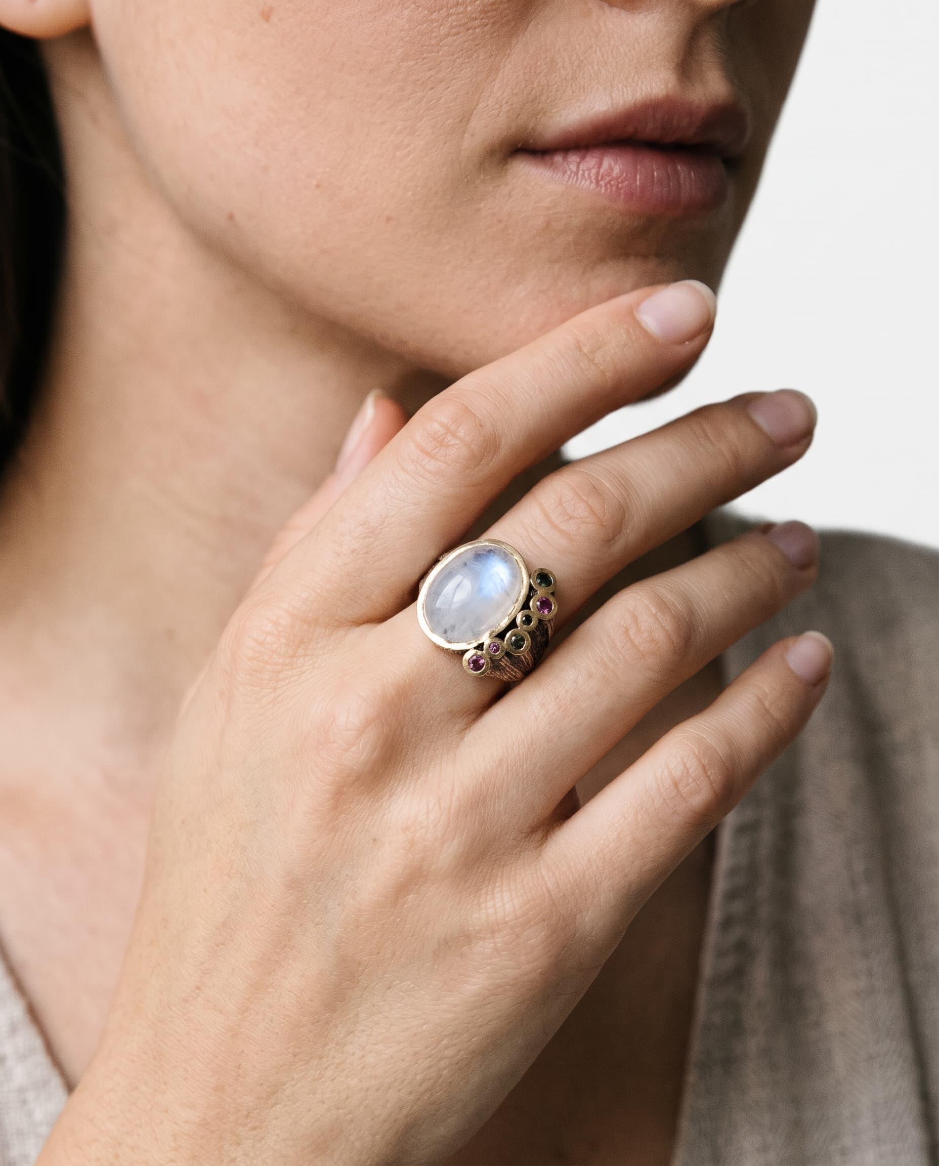 Anillo ancho de plata piedra luna y turmalinas