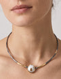 Modelo con collar de plata oro y perla