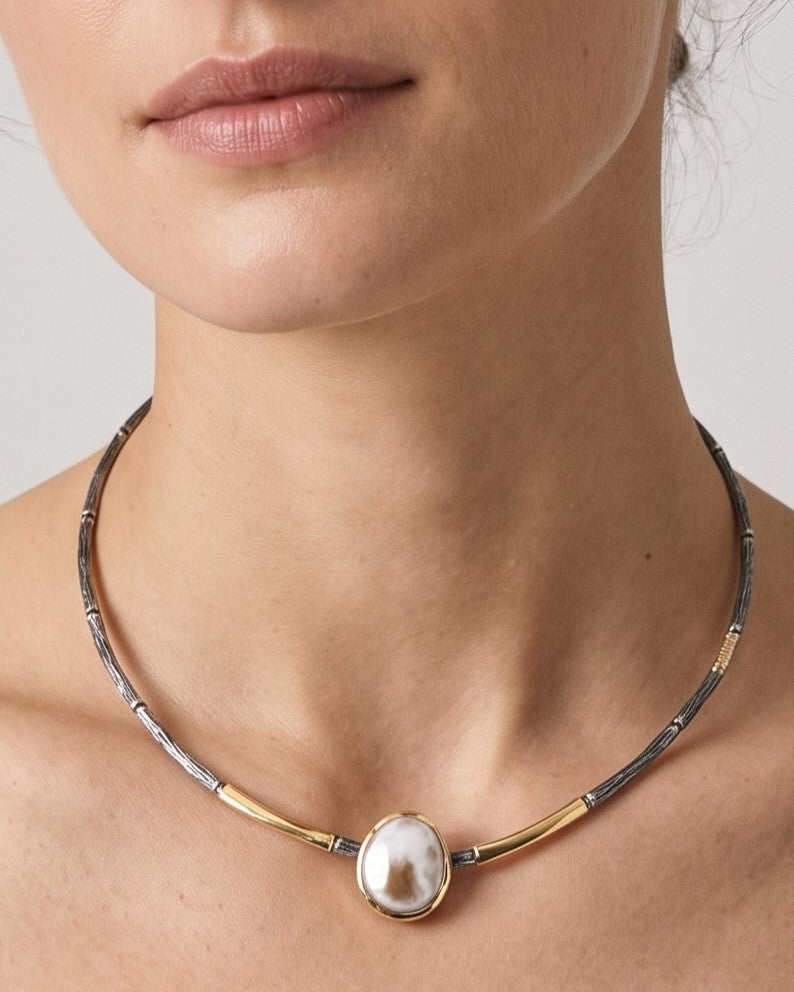 Modelo con collar de plata oro y perla