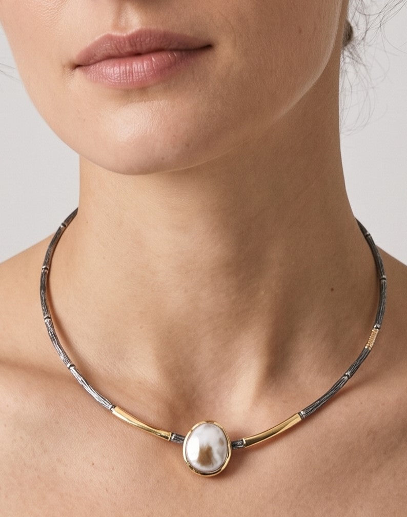 Modelo con collar de plata oro y perla