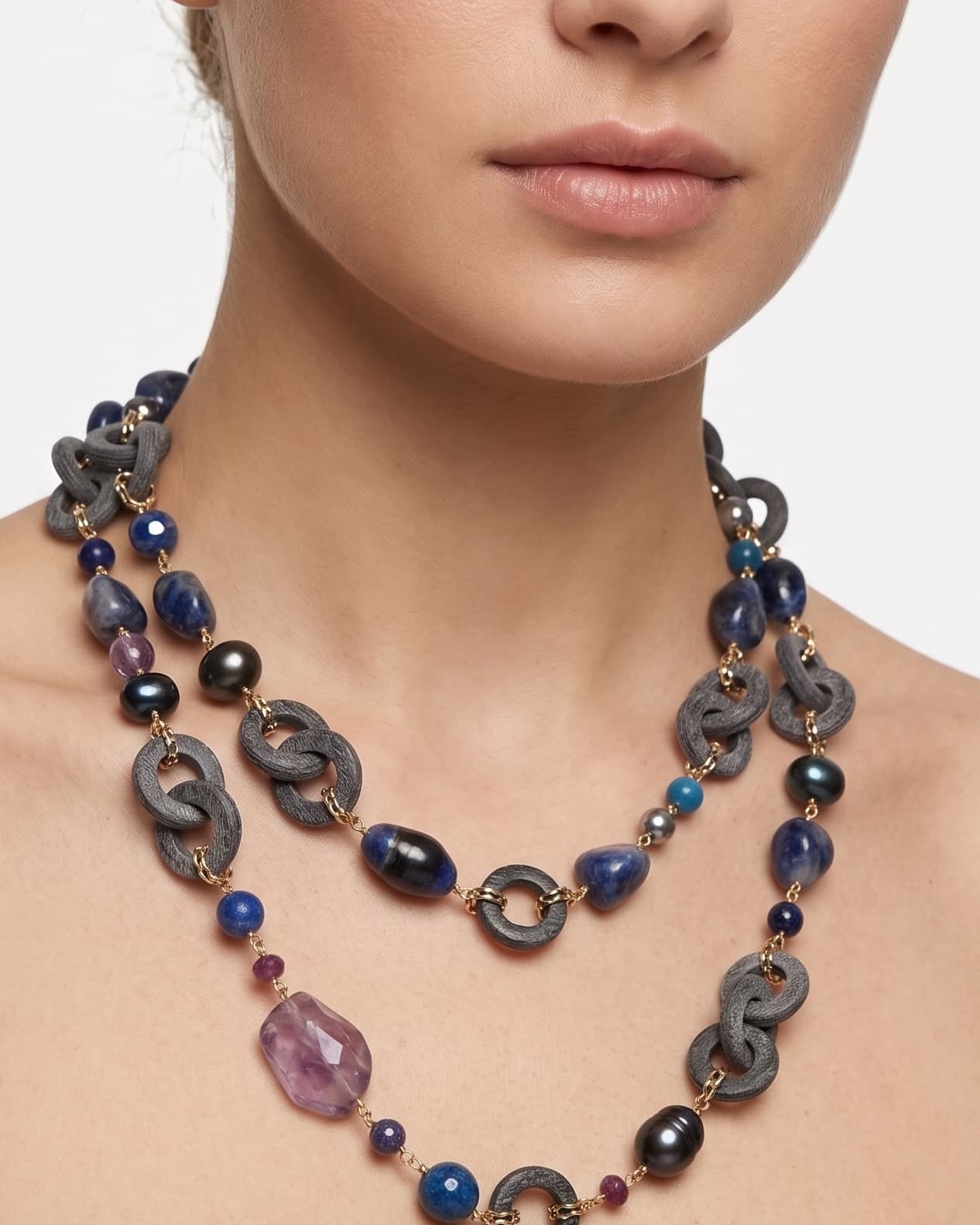 Primer plano de mujer luciendo el collar largo Amlé, resaltando la profundidad de los tonos azules y violetas sobre el cuello.