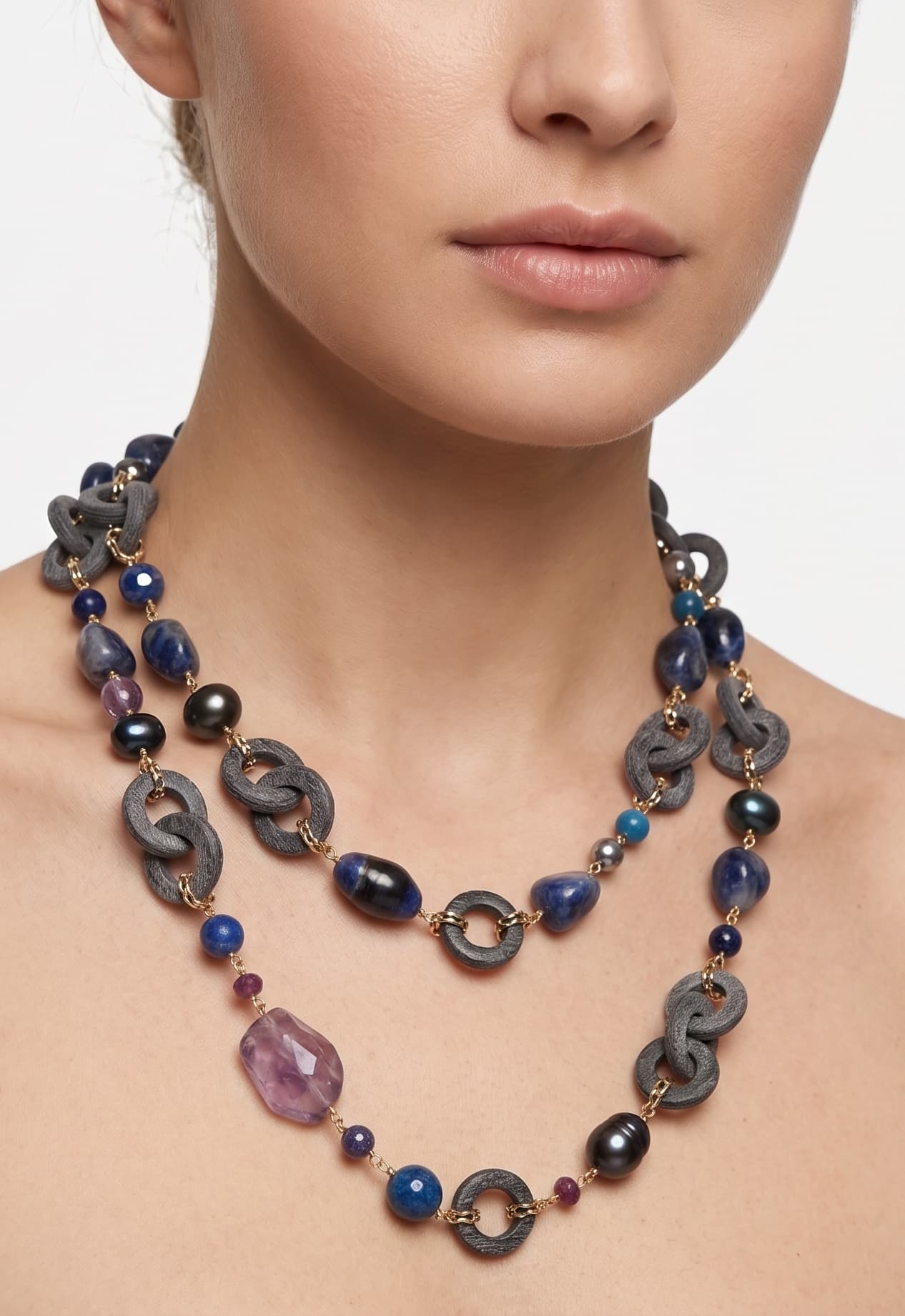 Primer plano de mujer luciendo el collar largo Amlé, resaltando la profundidad de los tonos azules y violetas sobre el cuello.