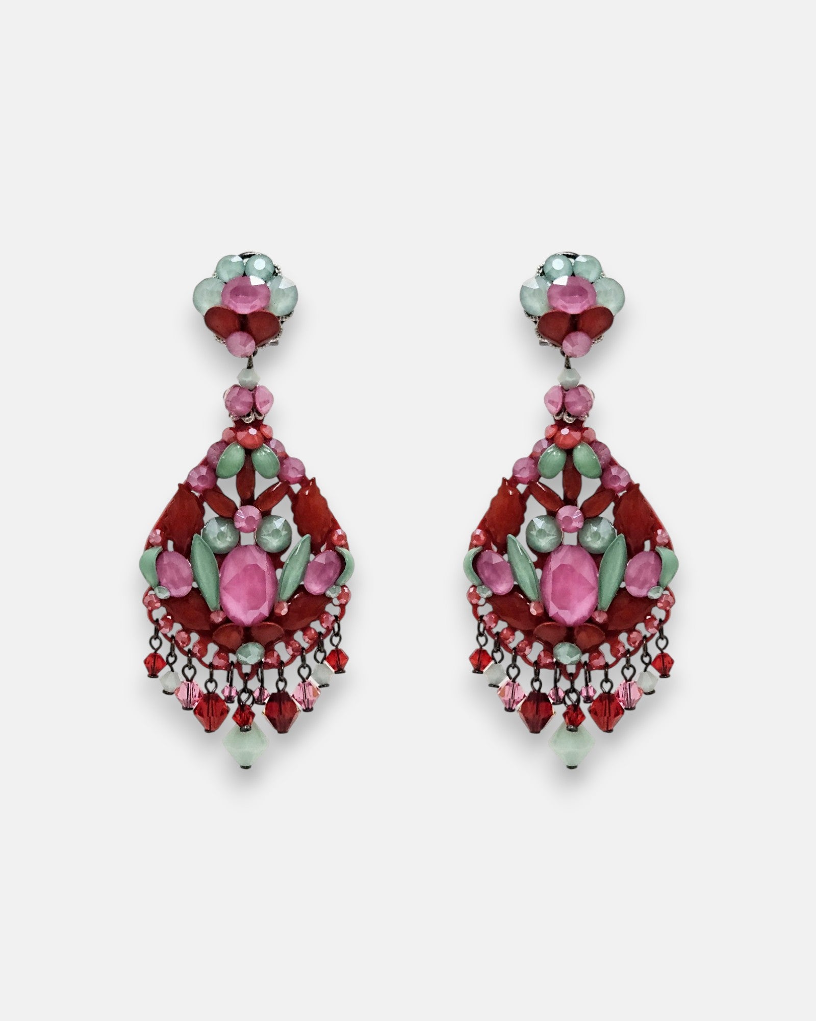 Par de pendientes largos Dublos tipo chandelier con cristales en tonos rosa y verde sobre fondo neutro.