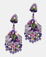 Pareja de pendientes maxi Dublos con bordado de seda en violeta y plata, adornados con resinas de colores y cuentas lavanda.