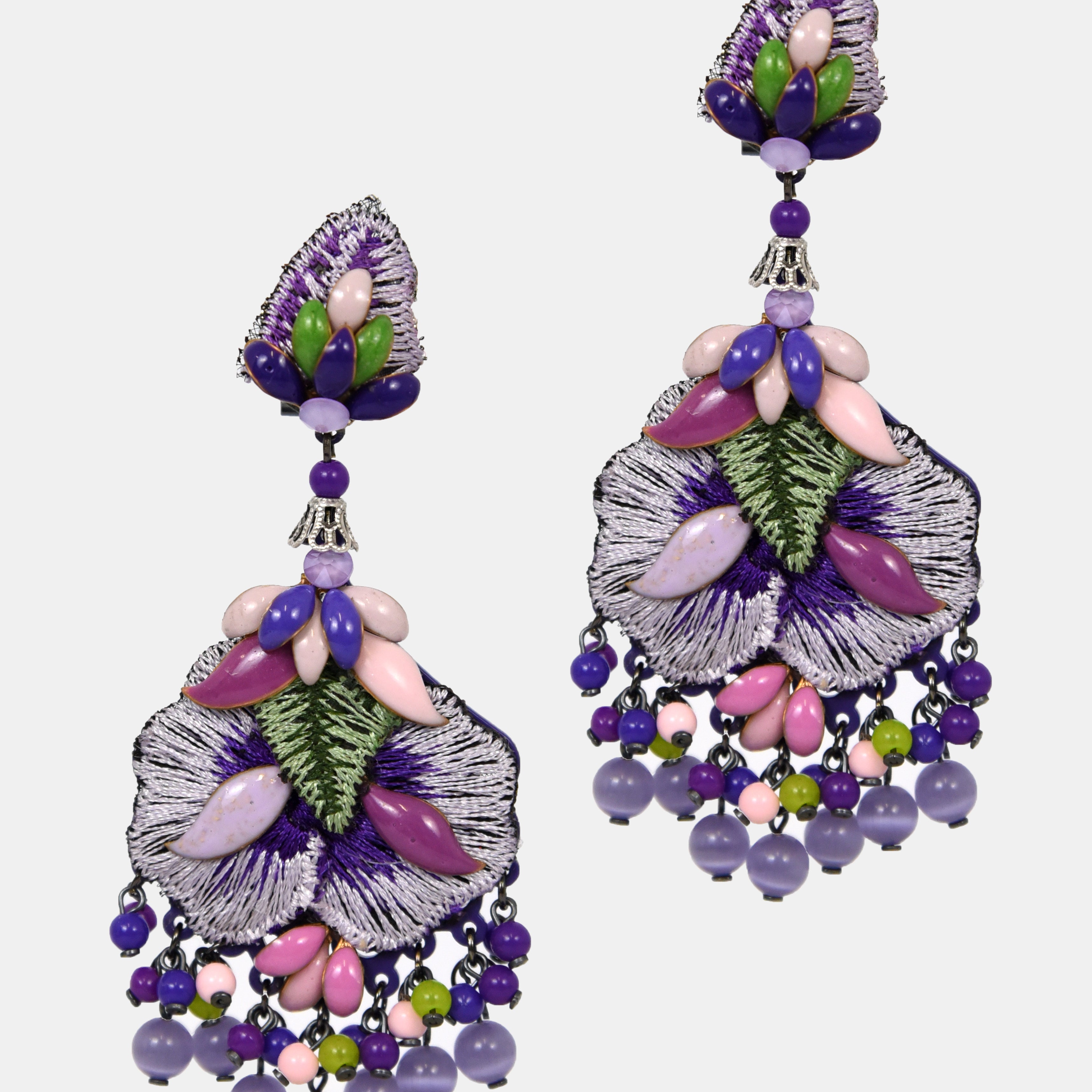 Pareja de pendientes maxi Dublos con bordado de seda en violeta y plata, adornados con resinas de colores y cuentas lavanda.