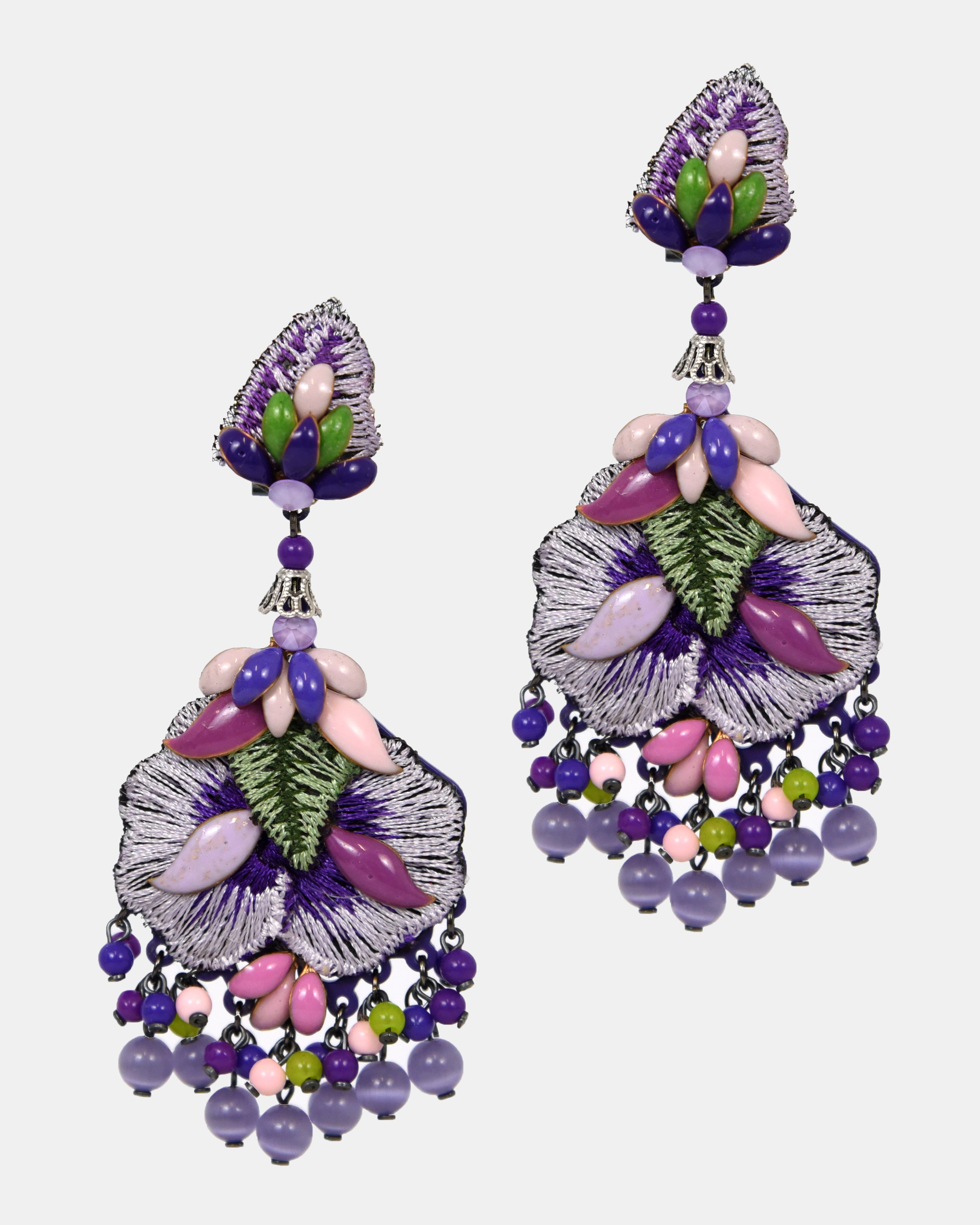 Pareja de pendientes maxi Dublos con bordado de seda en violeta y plata, adornados con resinas de colores y cuentas lavanda.