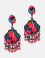 Pareja de pendientes maxi Dublos con bordado de seda fucsia y azul, adornados con cuentas multicolores sobre fondo blanco.