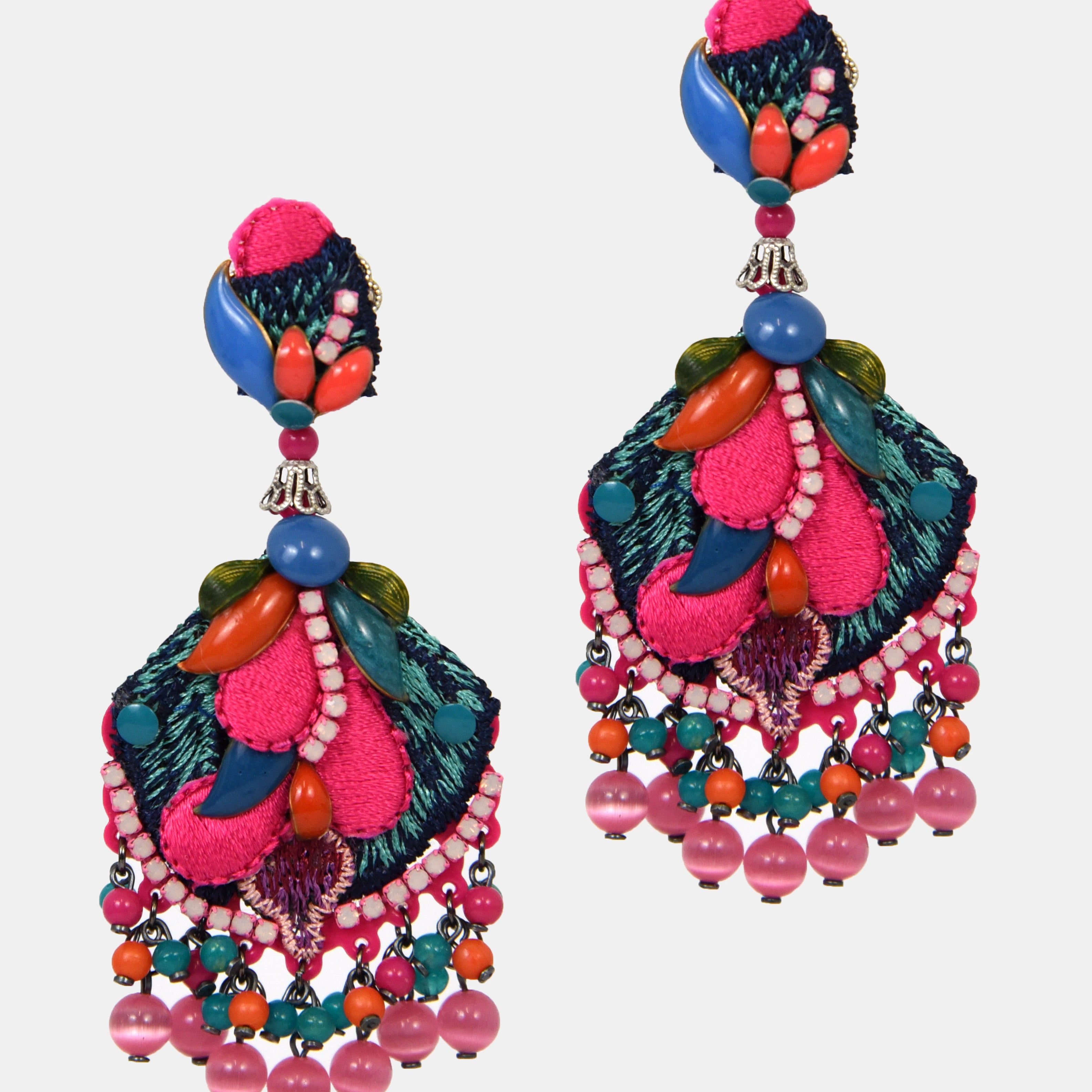 Pareja de pendientes maxi Dublos con bordado de seda fucsia y azul, adornados con cuentas multicolores sobre fondo blanco.