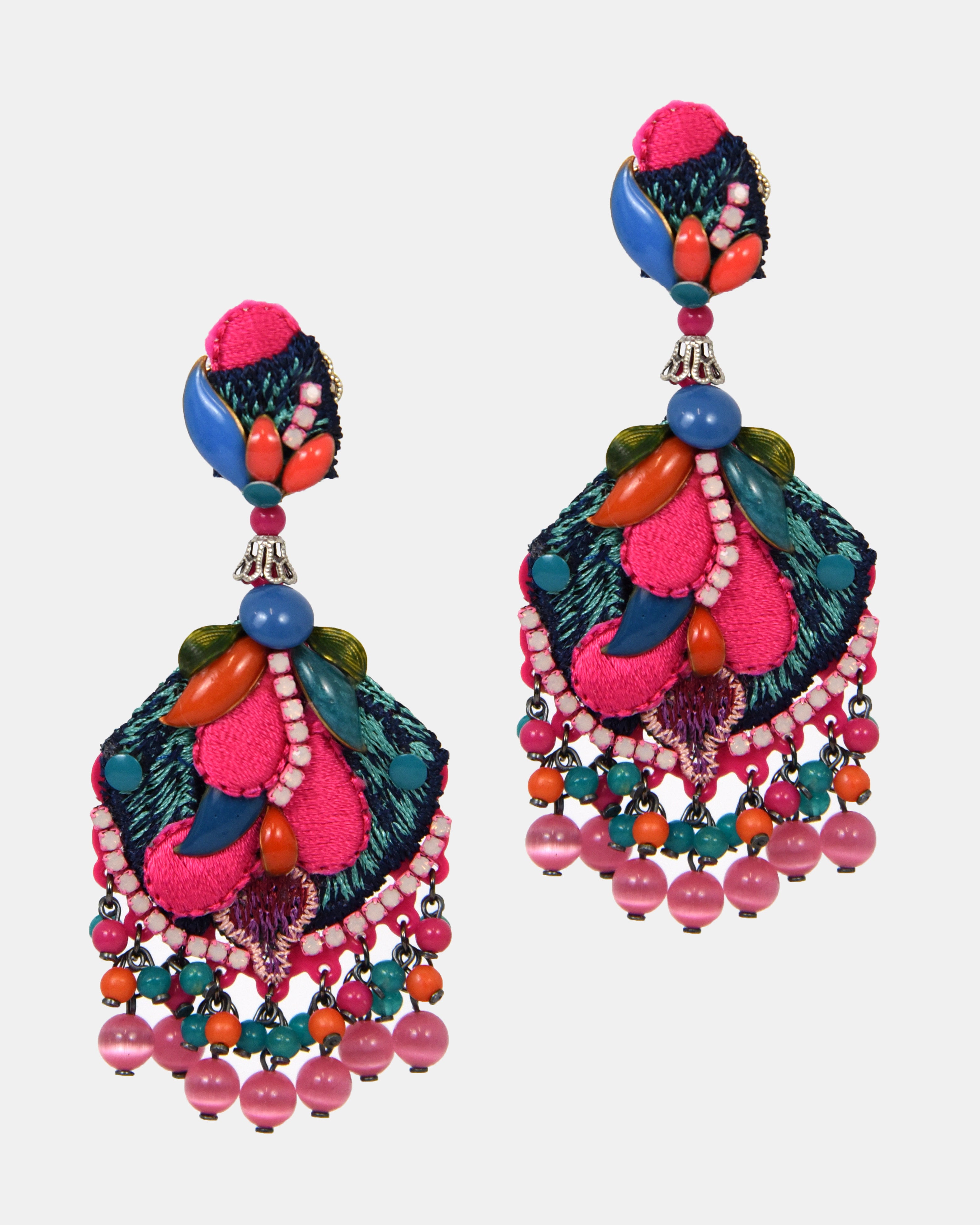 Pareja de pendientes maxi Dublos con bordado de seda fucsia y azul, adornados con cuentas multicolores sobre fondo blanco.